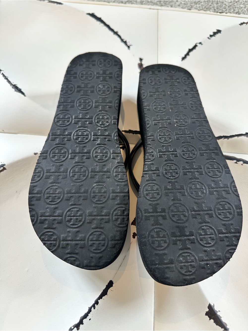 Authentic Tory Burch Black Flip Flop Sandals with Gold Logo Medallion - Picture 3 of 3
